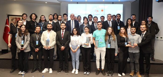 VakıfBank’ın dördüncü defa gençleri buluşturduğu hackathon etkinliği “Hack to the Future”da kazananlar belirlendi. Kapanışta düzenlenen törende, finans sektörünü dijital alanda geleceğe taşıyacak inovatif projeler ödüllendirildi.