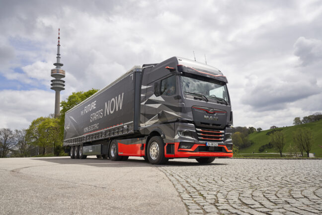 MAN eTruck, heyecan verici görünümü ile tasarım kalitesi konusunda uluslararası kabul görmüş ve bağımsız 43 uzmandan oluşan Red Dot Design Award’ın uluslararası jürisini etkileyerek, ‘2023 Red Dot Tasarım Ödülü’ne hak kazandı