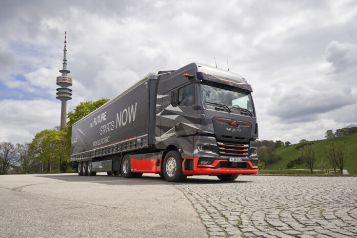 MAN eTruck, heyecan verici görünümü ile tasarım kalitesi konusunda uluslararası kabul görmüş ve bağımsız 43 uzmandan oluşan Red Dot Design Award’ın uluslararası jürisini etkileyerek, ‘2023 Red Dot Tasarım Ödülü’ne hak kazandı