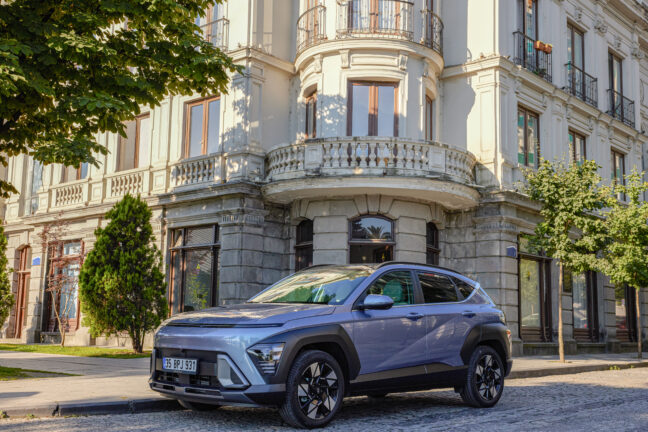 • Hyundai, tasarımı, teknolojisi ve konforu artırılmış Yeni KONA ile B-SUV’da atağa kalkıyor. • Baştan sona yenilenen Hyundai KONA, tek bir gövdede 3 farklı motor tipine yer verecek. • Elektrifikasyon stratejisinde önemli bir rol oynayan KONA EV ise son çeyrekte geliyor. • Yeni KONA, dinamik N Line versiyonuyla da performans tutkunlarına sportif bir sürüş sunuyor.