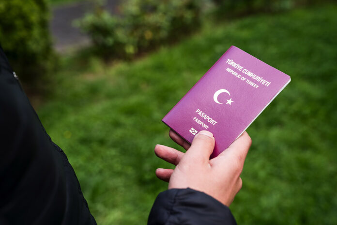 Temmuz ayı ile birlikte her geçen gün yeni bir zam haberi ile uyanıyoruz. Döviz kurunun artmasının ardından KDV’ye yapılan zamlar ile yeni fiyatlara alışmaya çalışırken, bir zam da pasaport ve vize ücretlerine geldi.