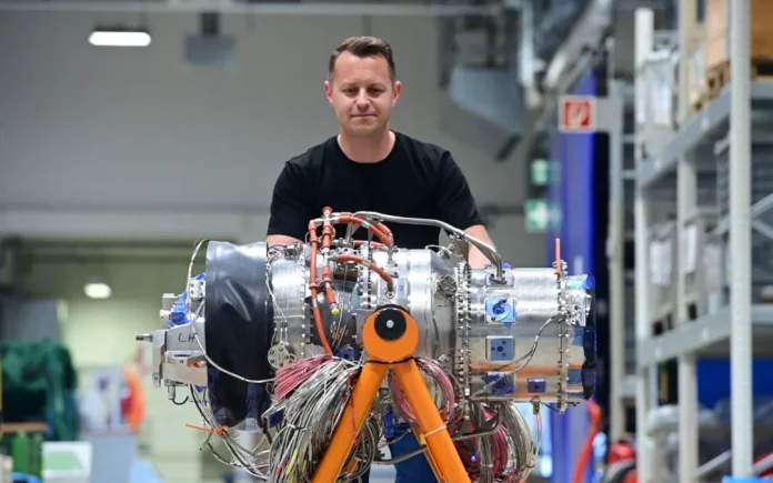 Rolls-Royce, hibrit-elektrikli uçuşa güç sağlamak için özel olarak geliştirilen yeni küçük gaz türbinini test etmeye başlayacağını duyurdu. Söz konusu motor, Gelişmiş Hava Hareketliliği pazarına yönelik olan turbojeneratör sisteminin bir parçasını oluşturuyor.