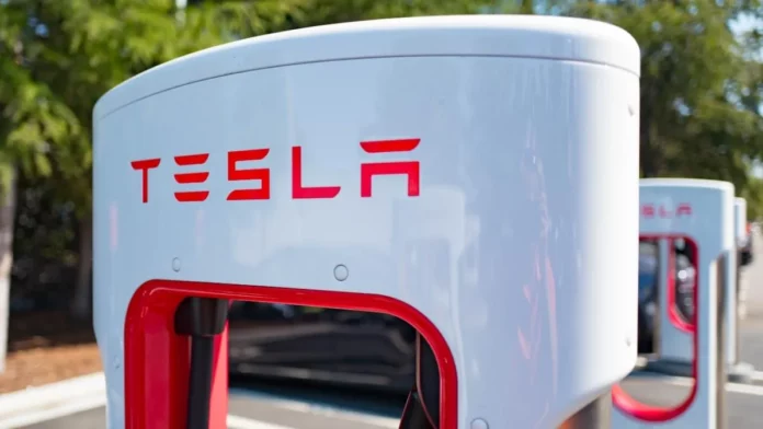 Tesla Supercharger çalışanları