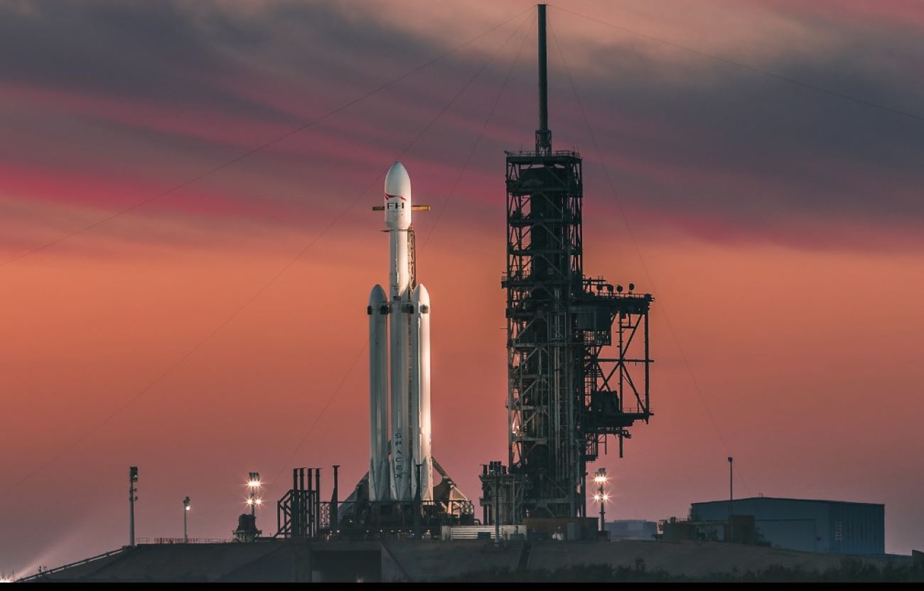 Falcon Heavy fırlatma ve inişte göz kamaştırdı!