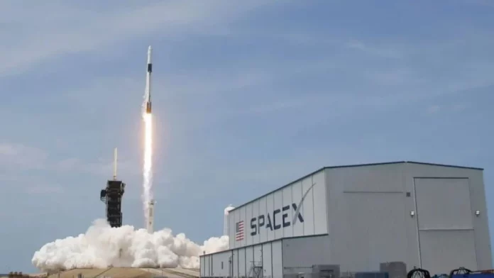 SpaceX ilk uzay yürüyüşünü