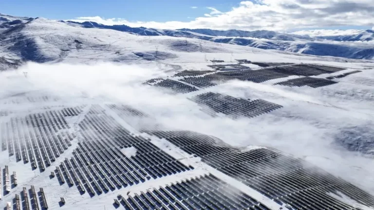 Dünyanın en yüksek rakımlı güneş enerjisi santrali inşa edildi!